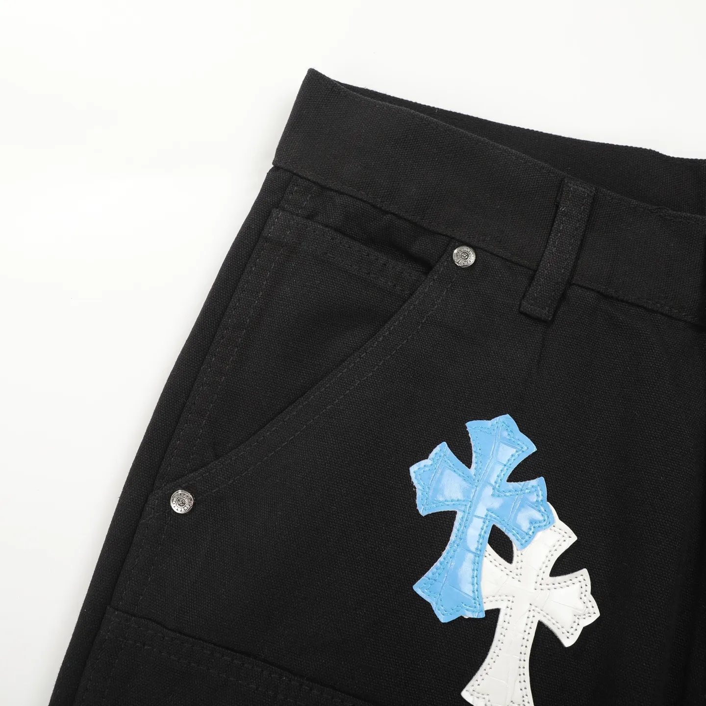P280 Chrome Hearts/Chrome Hearts 25FW CH Workwear Logging Big Cross Leather Limited Edition Jeans (Black) Chrome Hearts are the most popular pants in color. Made of beaded canvas fabric, heavy washing makes the upper body of the fabric more textured and the pants are tall and straight! The three-dimensional cutting of the whole trousers is a masterpiece! The hardware is customized by zp. The beaded canvas fabric is thick and soft after being washed. It has good breathability. Customized small leather label. Unique design. The details are simple and elegant, and the workmanship is exquisite. The whole trousers are neatly routed and the details are in place! It’s so cool that both men and women can easily control the genderless trend!  Color: black Size: 28/30/32/34/36 Waist: 69/74/79/84/89 Knee: 50/51.5/53/54.5/56 Pants length: 102/104/106/108/110